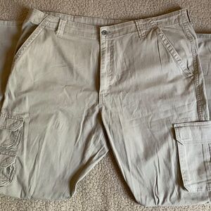 Wrangler Men Cargo Pants in the Color Tan  Size L